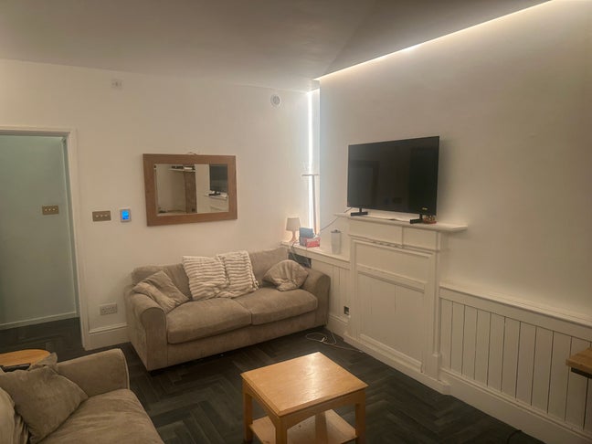Double bedroom within a 3 bedroom flat in St John' Main Photo