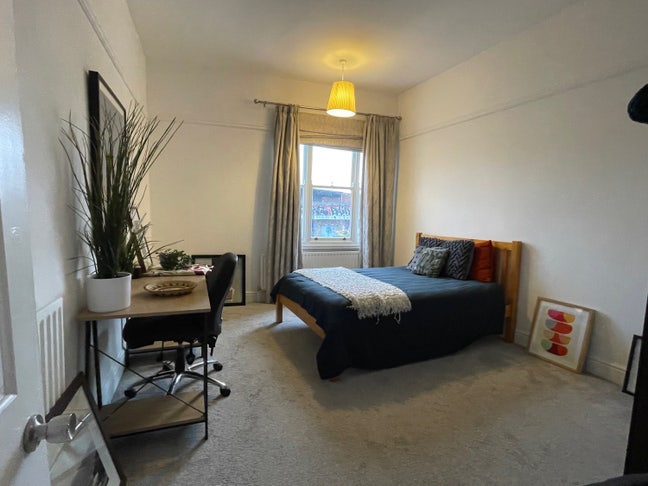 1 gorgeous room to let in a 4 bed flat  Main Photo