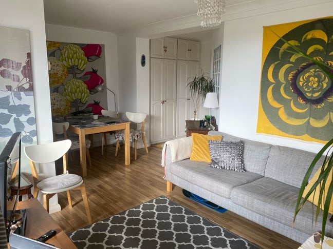 Cosy dbl bed, quiet, 5 min train,bus,shops Main Photo
