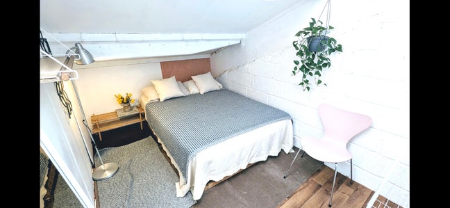 Bright Attic room in Warehouse  Main Photo