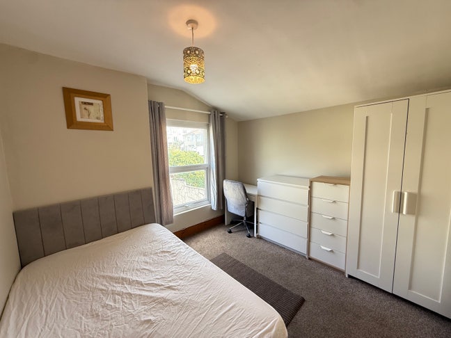 Lovely Double Bedroom, Bills Included!  Main Photo