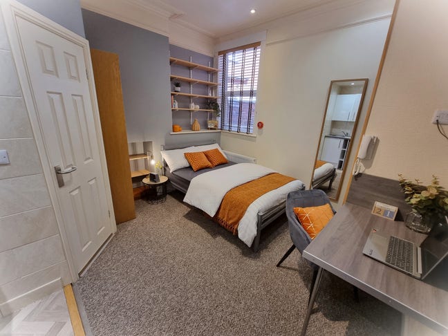 Avail July / Aug 2026  Bills Inc Studio Lincoln  Main Photo