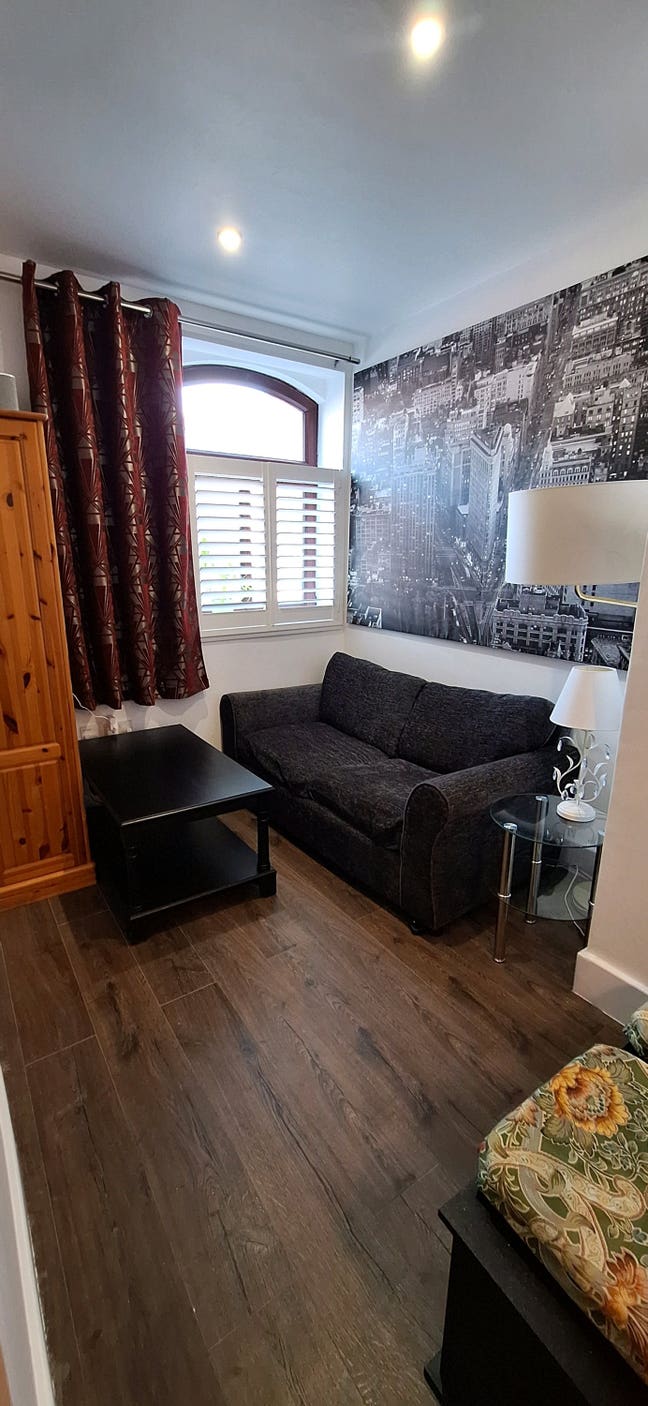 Bright Room in Relaxed, Clean 2-Bedroom House Main Photo