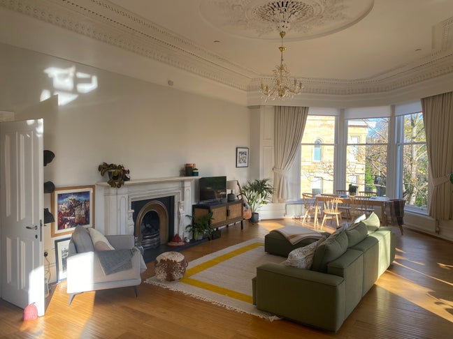 Double room with en-suite in heart of west end Main Photo