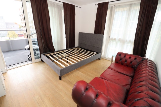 Bright XL Room + Balcony. 1 min to Tube and Bus. Main Photo