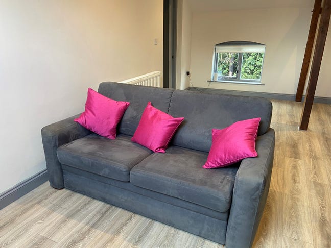 Lovely self contained with own bathroom/lounge Main Photo