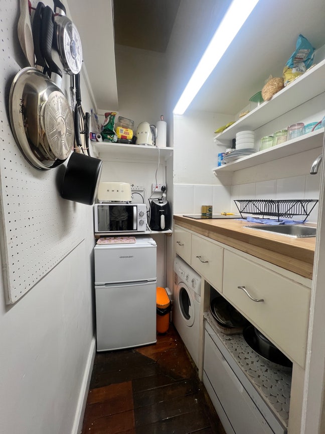 Apt. on Baker St. (perfect for couple/individual) Main Photo