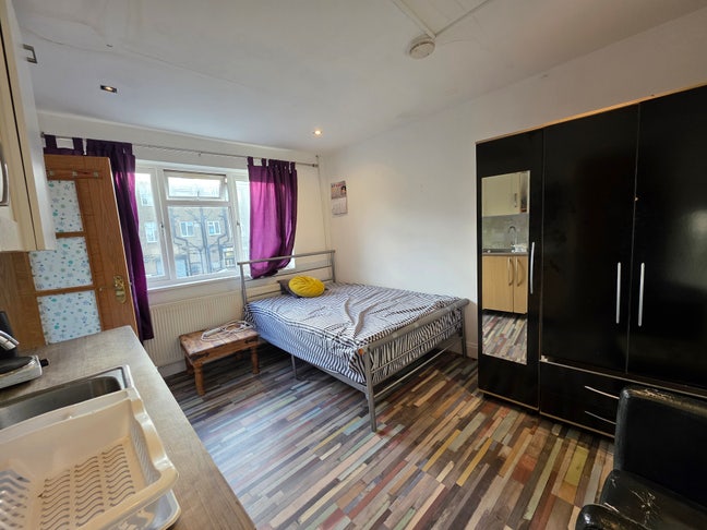 First-floorr Self-Contained Studio in Wembley HA0  Main Photo