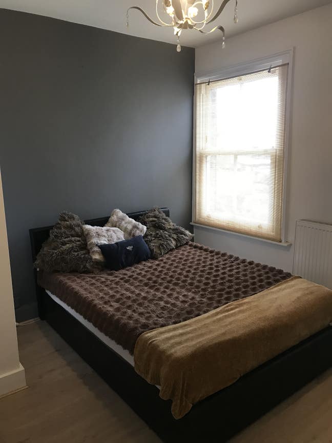 Lovely decent sized bedroom with own bathroom ! Main Photo