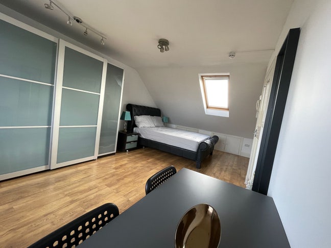 Big double with private bathroom Willesden Green Main Photo
