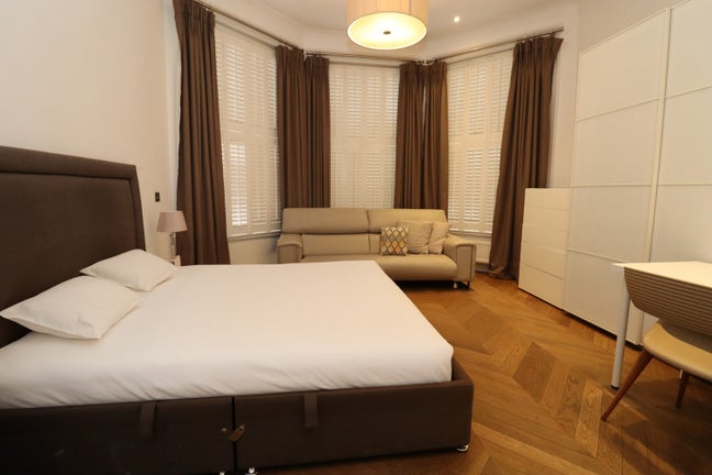 3 Stunning Rooms Short Walk to Jubilee Line Main Photo
