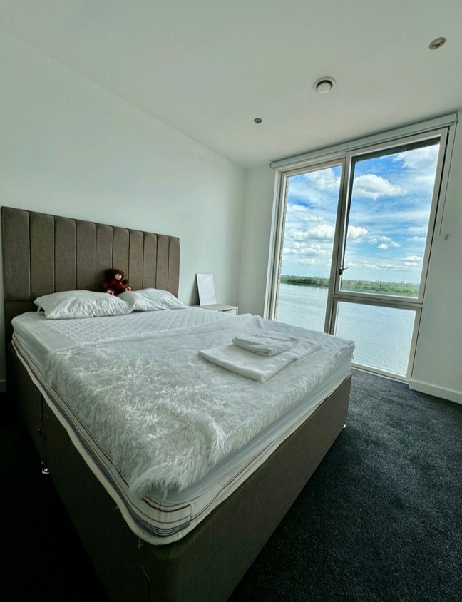 Thames View, Ensuite Room for Rent,Couple Friendly Main Photo