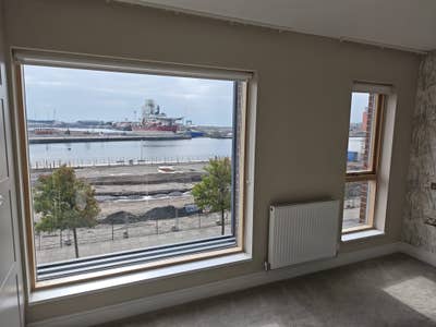 Spacious en suite overlooking the dock Main Photo
