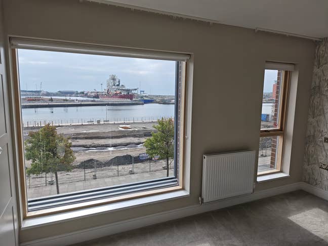 Spacious en suite overlooking the dock Main Photo