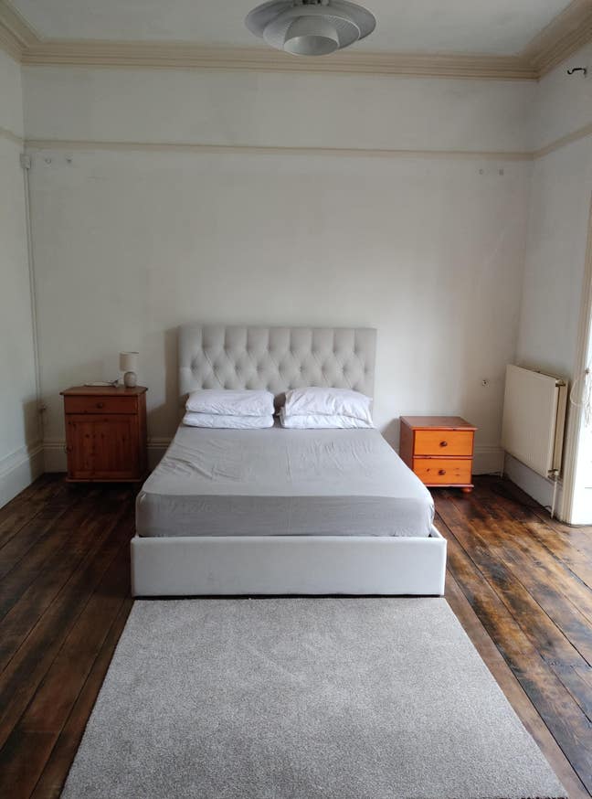 Spacious Ensuite in Charming Victorian Flat  Main Photo