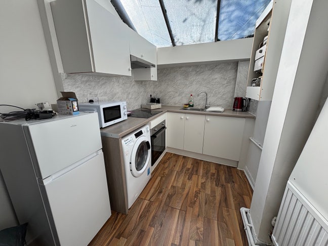 FLAT- one bedroom with large garden  Main Photo