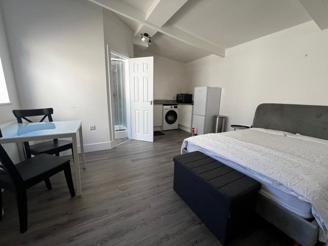 Modern Double Room in Shared House  Main Photo