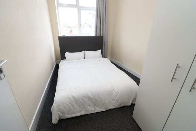 Super Cheap Room in Grove Park! Front Station!" Main Photo