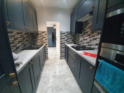 LUXURY 2 Bedroom Flats & Double Bedrooms * Main Photo