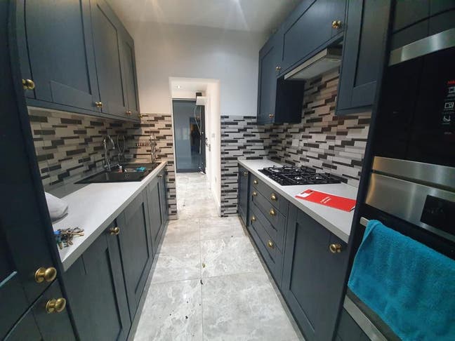 Luxurious 2/3 Bedroom Houses & Double Bedrooms * Main Photo