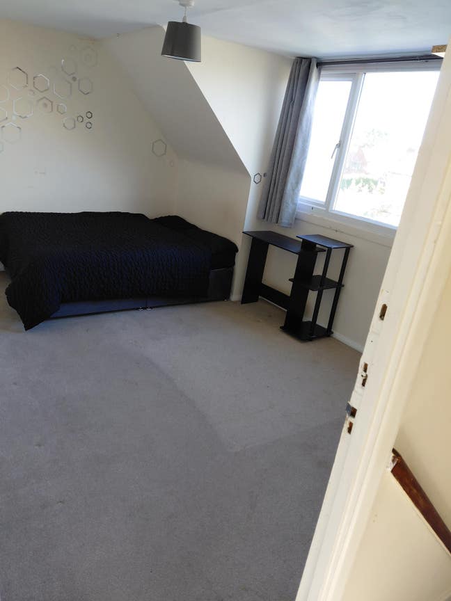 Big double room in a relaxed, clean friendly house Main Photo