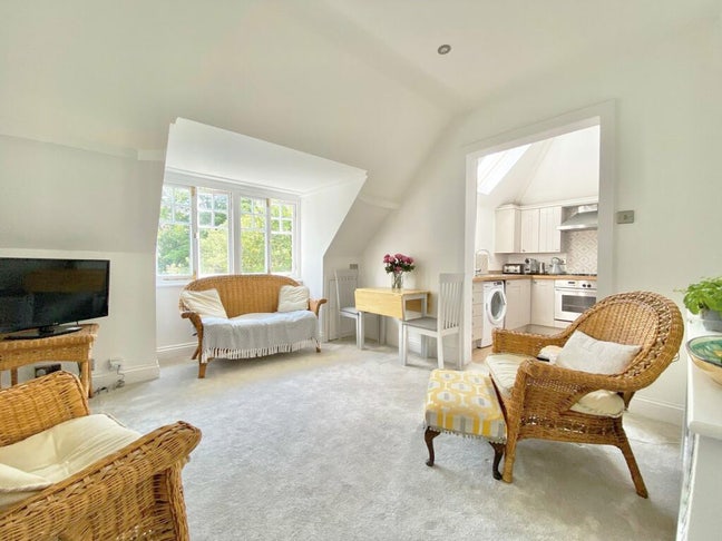 Peaceful Charming Property in Leafy Avenue Main Photo