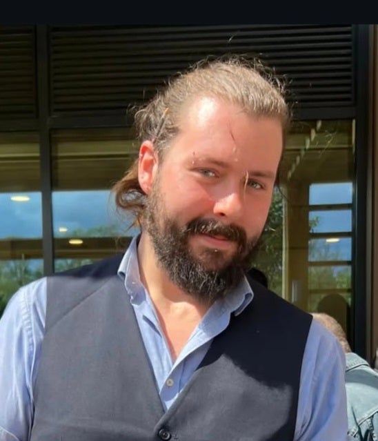 Mature student looking for studio to live independ Main Photo