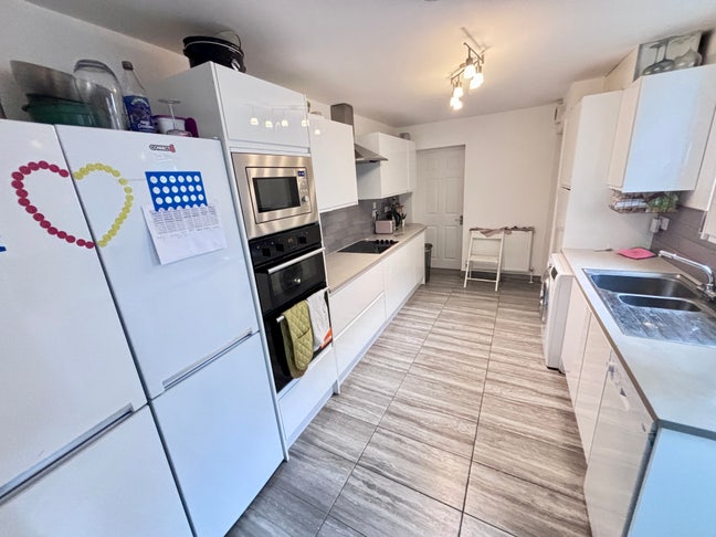Lovely Double Bedroom Epsom Professional Co-Living Main Photo