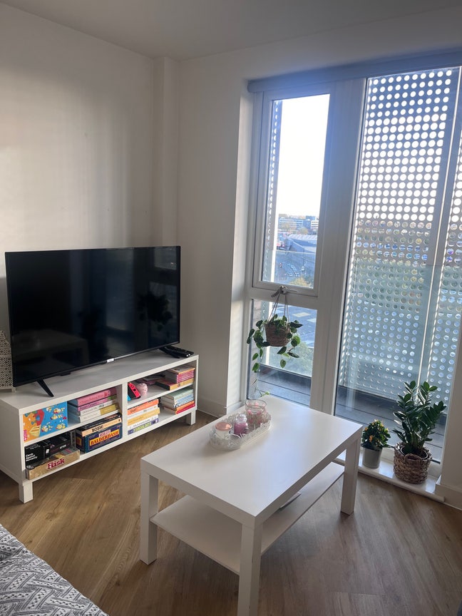 Bright Double Room w/ Bathroom + Optional Parking Main Photo