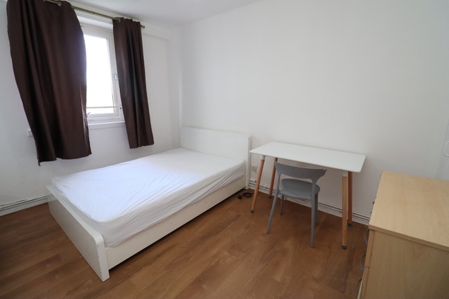 2 Rooms in a 3 Bed Flat! 60 Seconds from Central! Main Photo