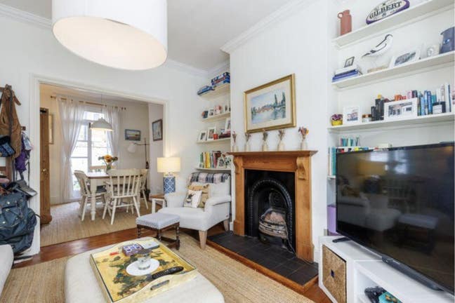 Room in a beautiful house Main Photo