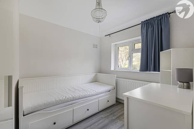 A single room near train station- small deposit Main Photo