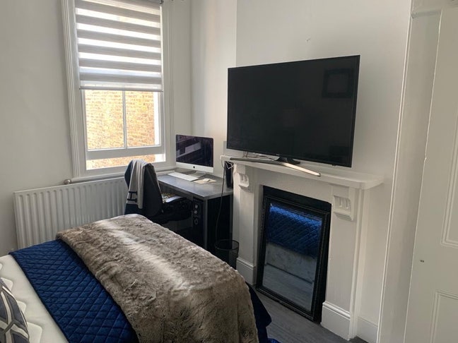 Spacious double bedroom in a shared house   Main Photo
