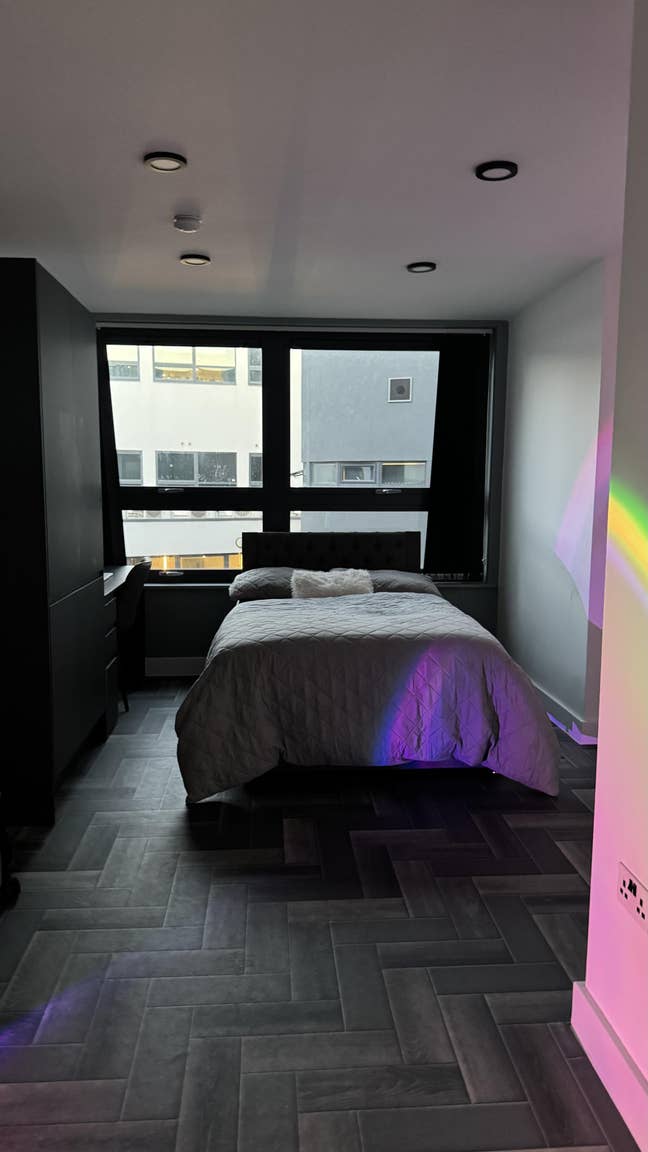 Modern En-suite in Graduation House  Main Photo