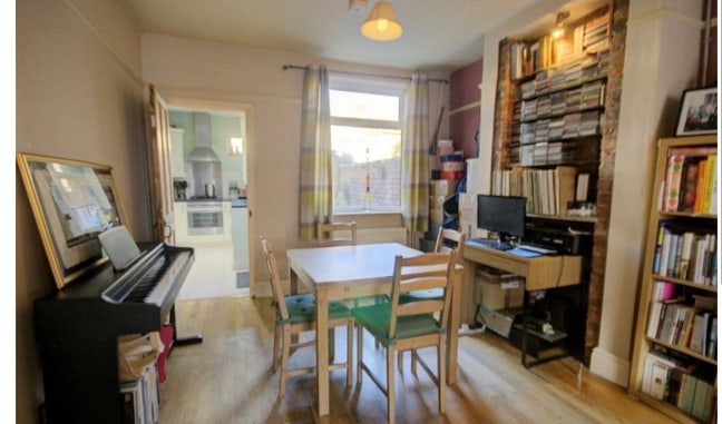 Room for rent Main Photo