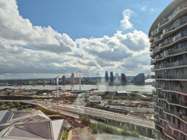 Large En-Suite Room with Balcony and a River View Main Photo