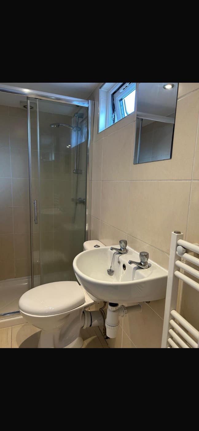 Modern En-suite Bedroom Professional only  Main Photo