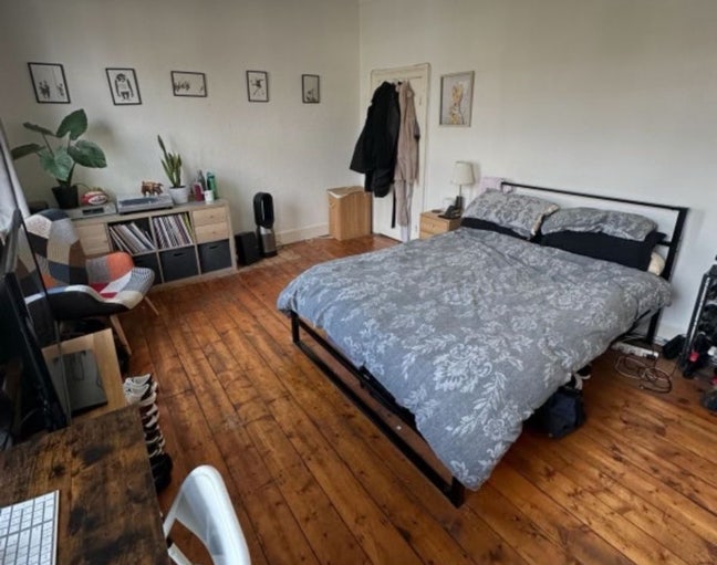 Large double room for rent in a lovely 3-story  Main Photo