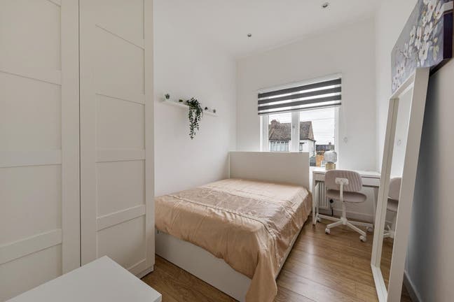 Newly Refurbished Home with Stunning Double Rooms  Main Photo