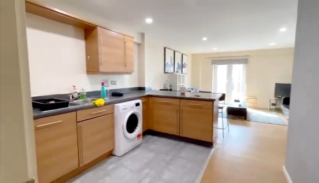 Single room vacant in a four bedroom apartment Main Photo