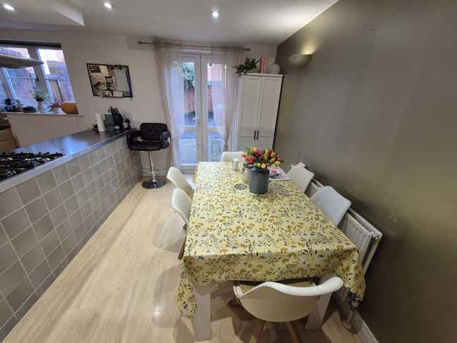 King-Size Bedroom in Townhouse – Bills Included Main Photo