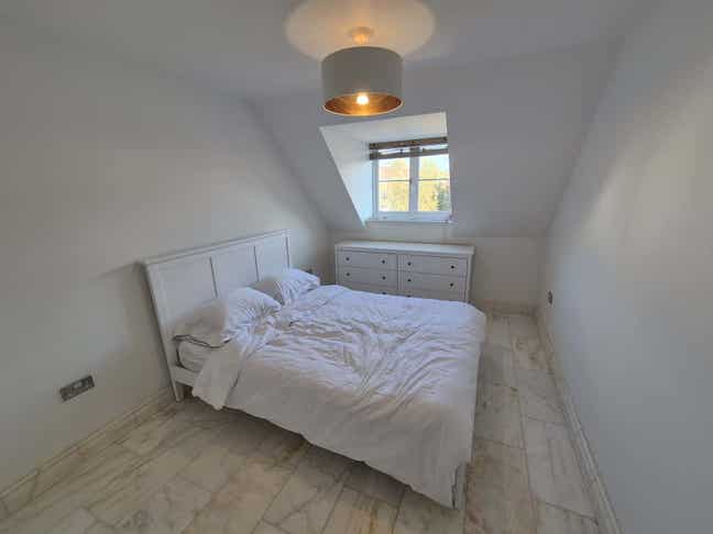 King-Size Bedroom in Townhouse – All Bills Incl. Main Photo