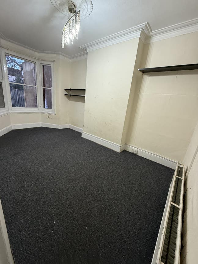Large room to let Ilford 1Min walk to ilford Lane Main Photo