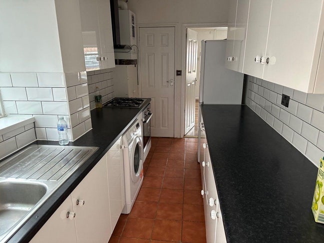 Double bedroom available in a 3bedroom house,  Main Photo