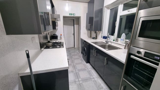 5 Bedroom property - 1 Bathroom Main Photo