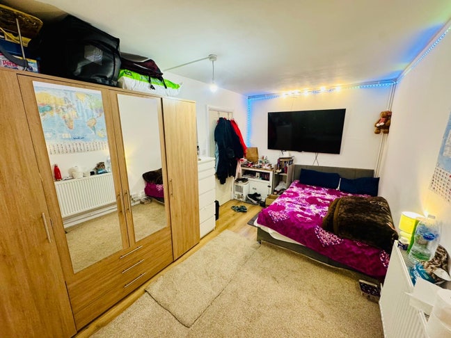 Spare room Main Photo