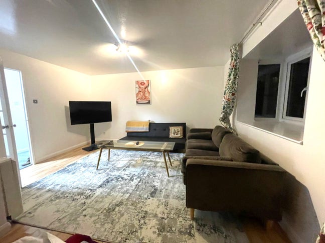 Newly Renovated Flat | 5 Min Walk to Surrey Quays  Main Photo