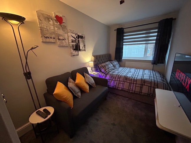 Modern private apartment with kitchen and En-suite Main Photo