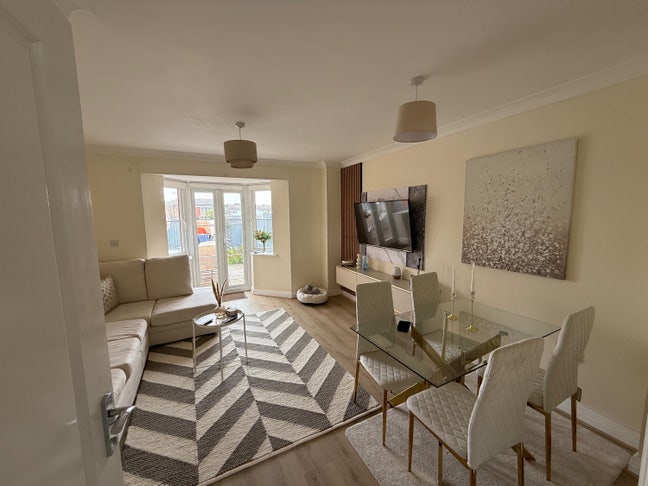 Spacious Double Bedroom with Private Floor 🏡 Main Photo