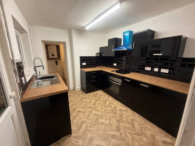 Nice clean and freshly painted room Main Photo